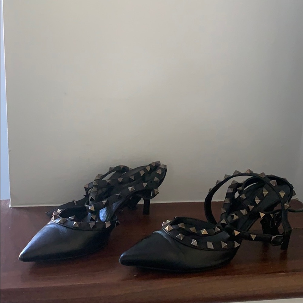 Valentino blk Kitty Heels ( authentic )